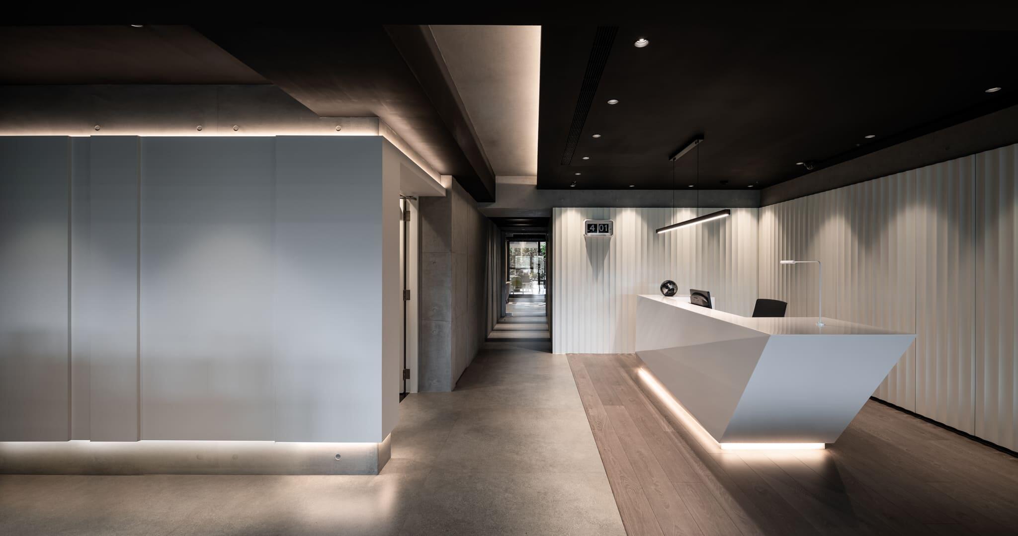 幾何分割線條與白灰色調與材質的堆疊表現理性與科技之美